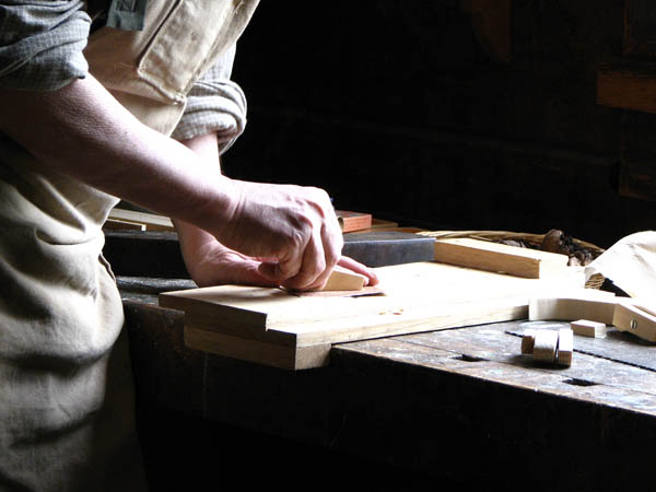 Nuestra <strong>carpintería de madera en  Fuenteheridos</strong> es una empresa de <strong>herencia familiar</strong>, por lo que  contamos con gran <strong>experiencia </strong>en la profesión.